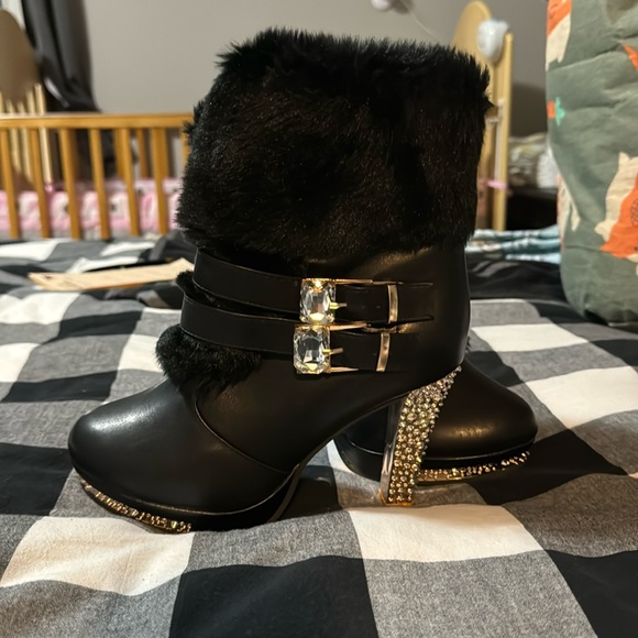 Never worn cute fur boots with lots of sparkle - Picture 1 of 3